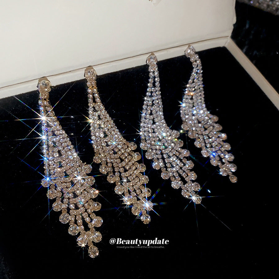 Orecchini pendenti da donna con nappine in stile europeo, intarsiati con strass e dalla forma geometrica