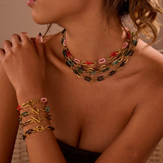 Collar de acero inoxidable con diseño geométrico de moda, detalles de resina y acabado chapado para mujer
