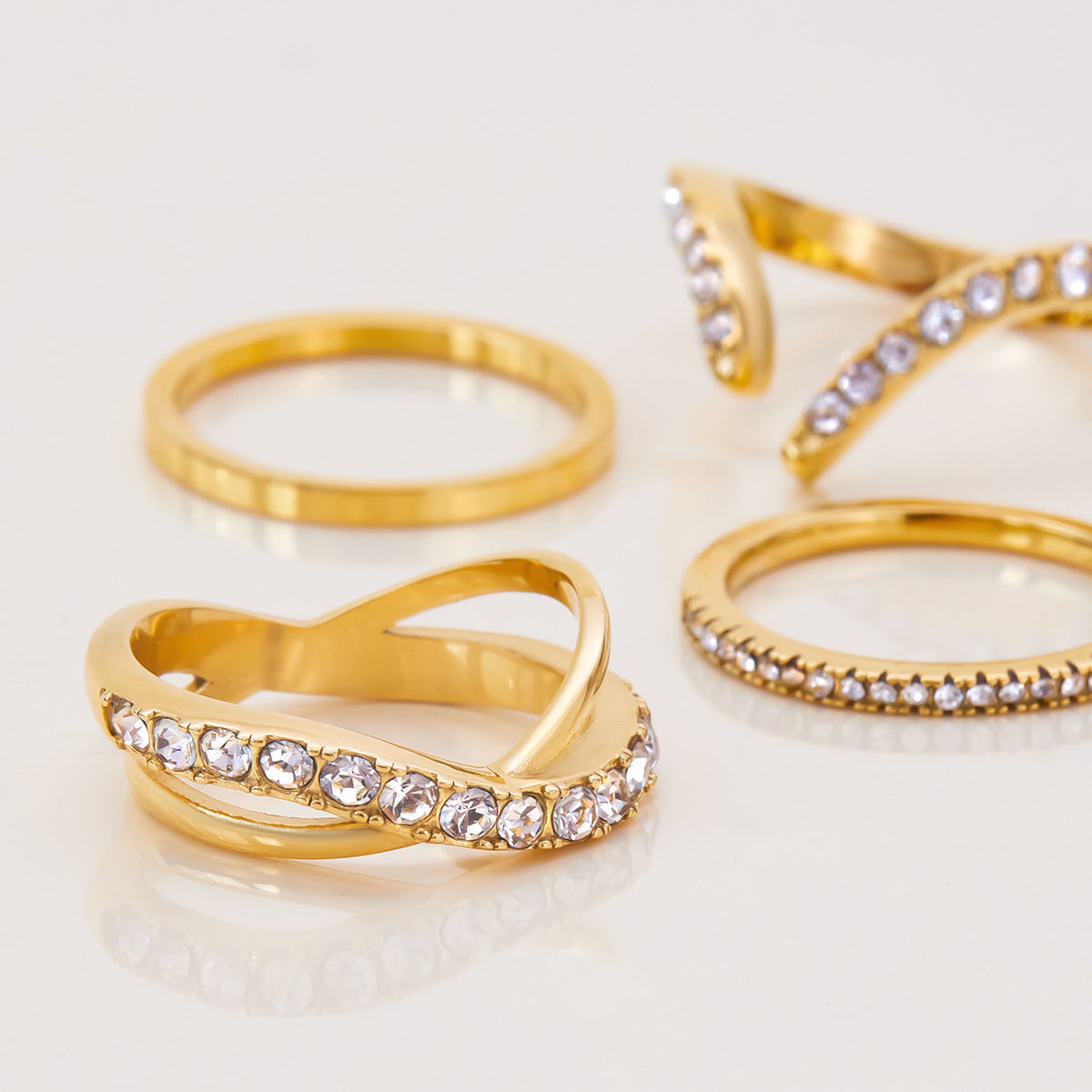 Anillo Geométrico de Acero Inoxidable Enchapado en Titanio para Mujer con Circonitas Blancas, Joyería Minimalista Elegante Adecuada para la Oficina