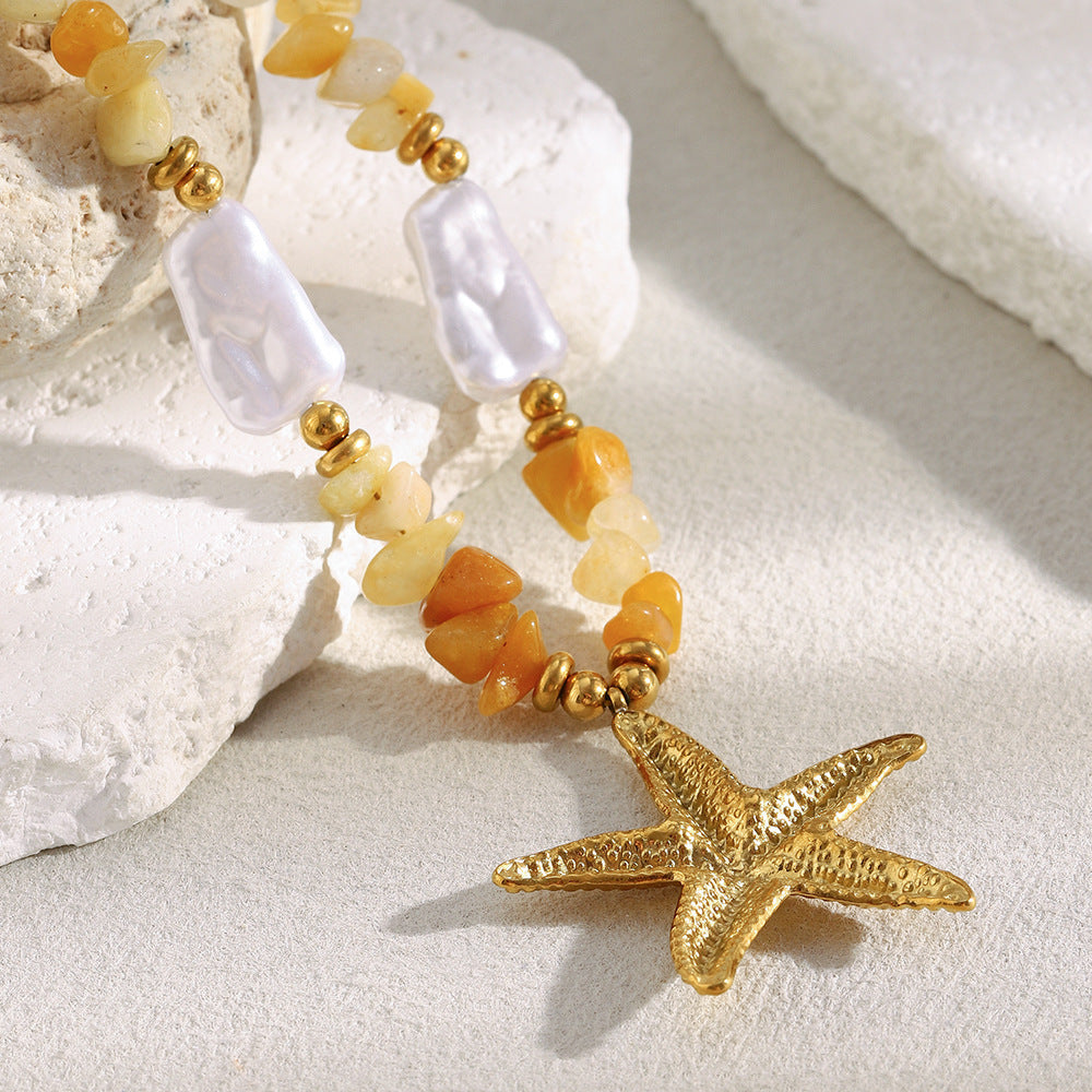 Collana da Donna con Ciondolo Minimalista Lussuoso a Stella Marina in Acciaio Inossidabile con Placcatura in Oro 18K e Intarsio in Pietra Naturale Arancione Frantumata