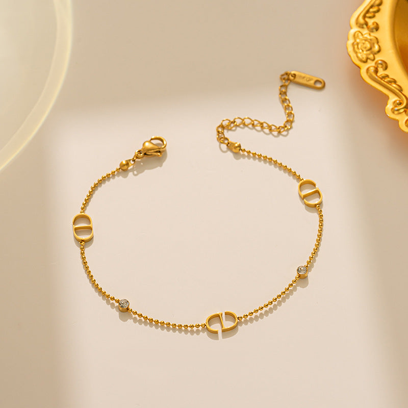 Collana con ciondolo a lettera minimalista da donna in acciaio al titanio con intarsio di strass e finitura lucida