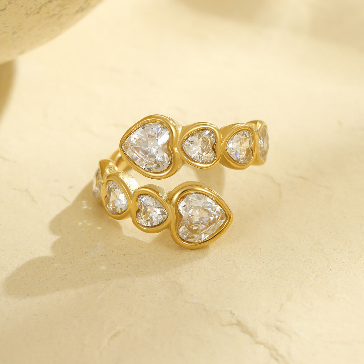 Anillo abierto geométrico minimalista de acero inoxidable con acabado chapado para mujer, anillo apilable con acento en forma de corazón de inspiración lujosa