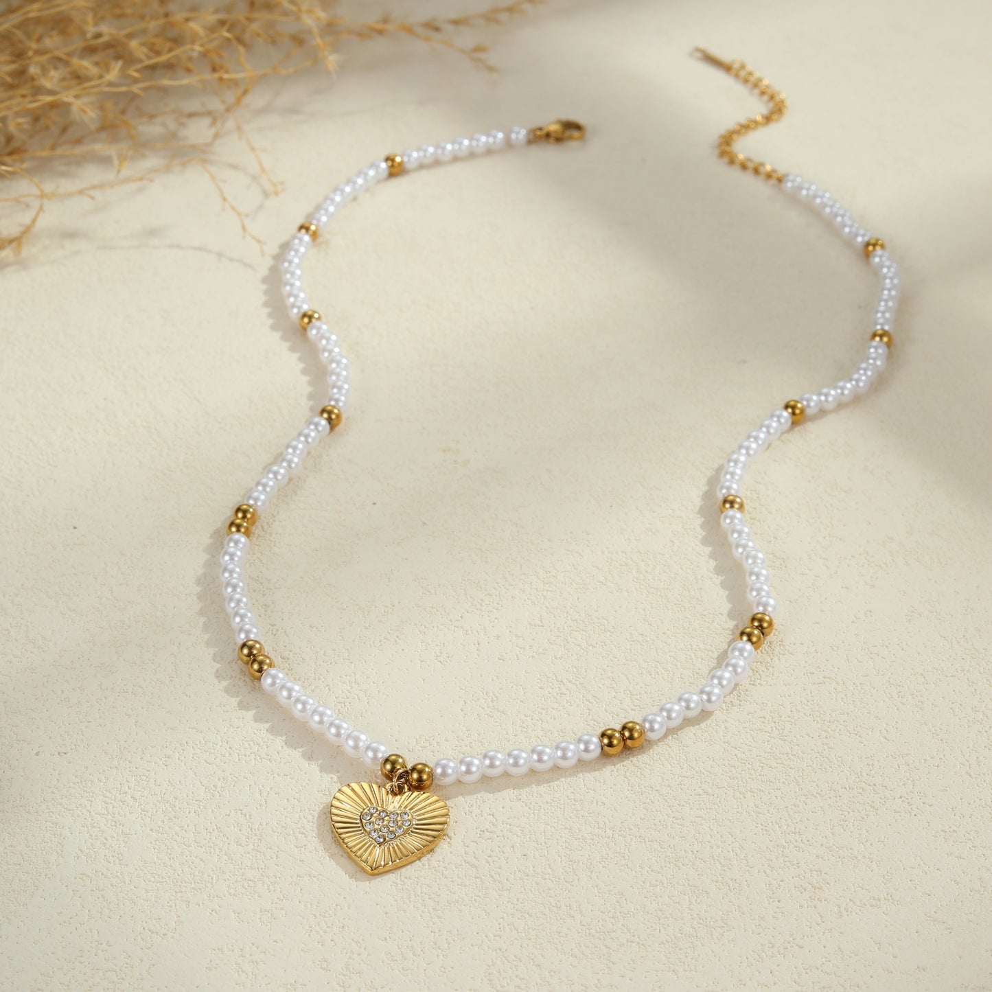 Collana pendente da donna alla moda minimalista a forma di cuore in acciaio inossidabile con finitura placcata