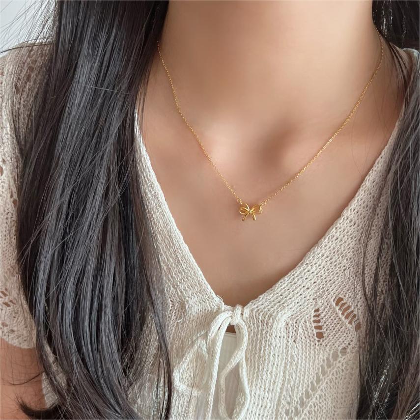 Collana Minimalista con Nodo a Fiocco in Argento Sterling 925 con Design Geometrico e Placcatura in Rodio da Donna