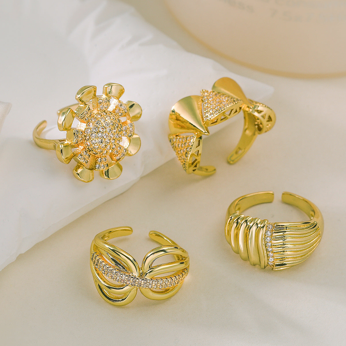 Anello Aperto Geometrico Minimalista da Donna in Rame con Placcatura in Oro 18K e Intarsio in Zirconi