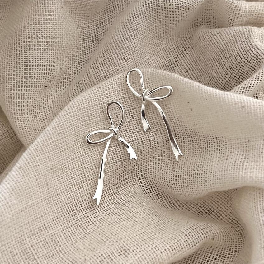 Pendientes minimalistas de lazo en plata de ley 925 con baño para mujer