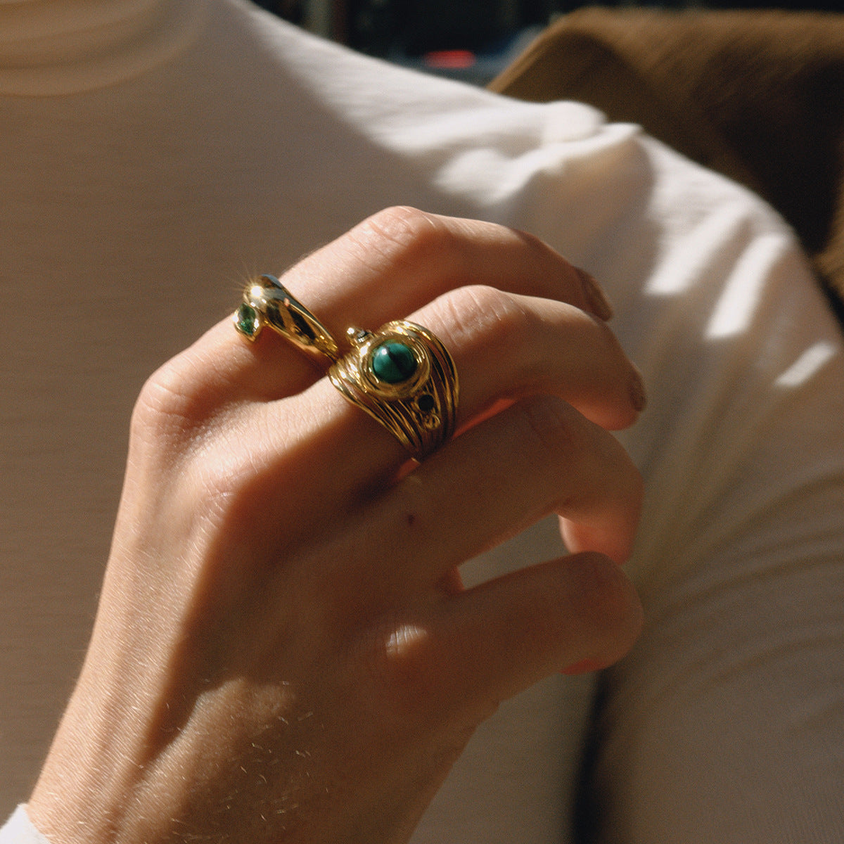 Anillo de Acero Inoxidable de Titanio Geométrico Chapado para Mujer con Acento de Malaquita, Accesorio de Moda Lujoso y Minimalista