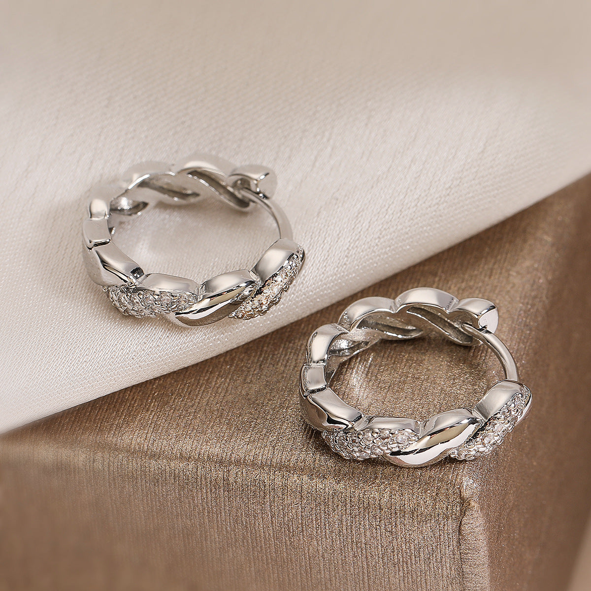 Orecchini geometrici minimalisti in rame placcati oro con zirconi per donna
