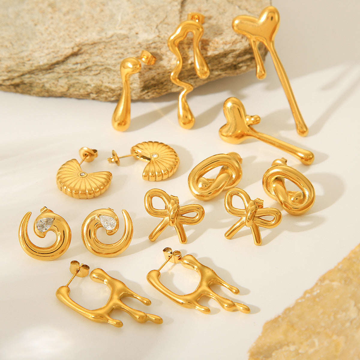 Pendientes de tuerca geométricos de corazón con lazo de acero inoxidable chapado en oro de 18 quilates irregulares de moda para mujer