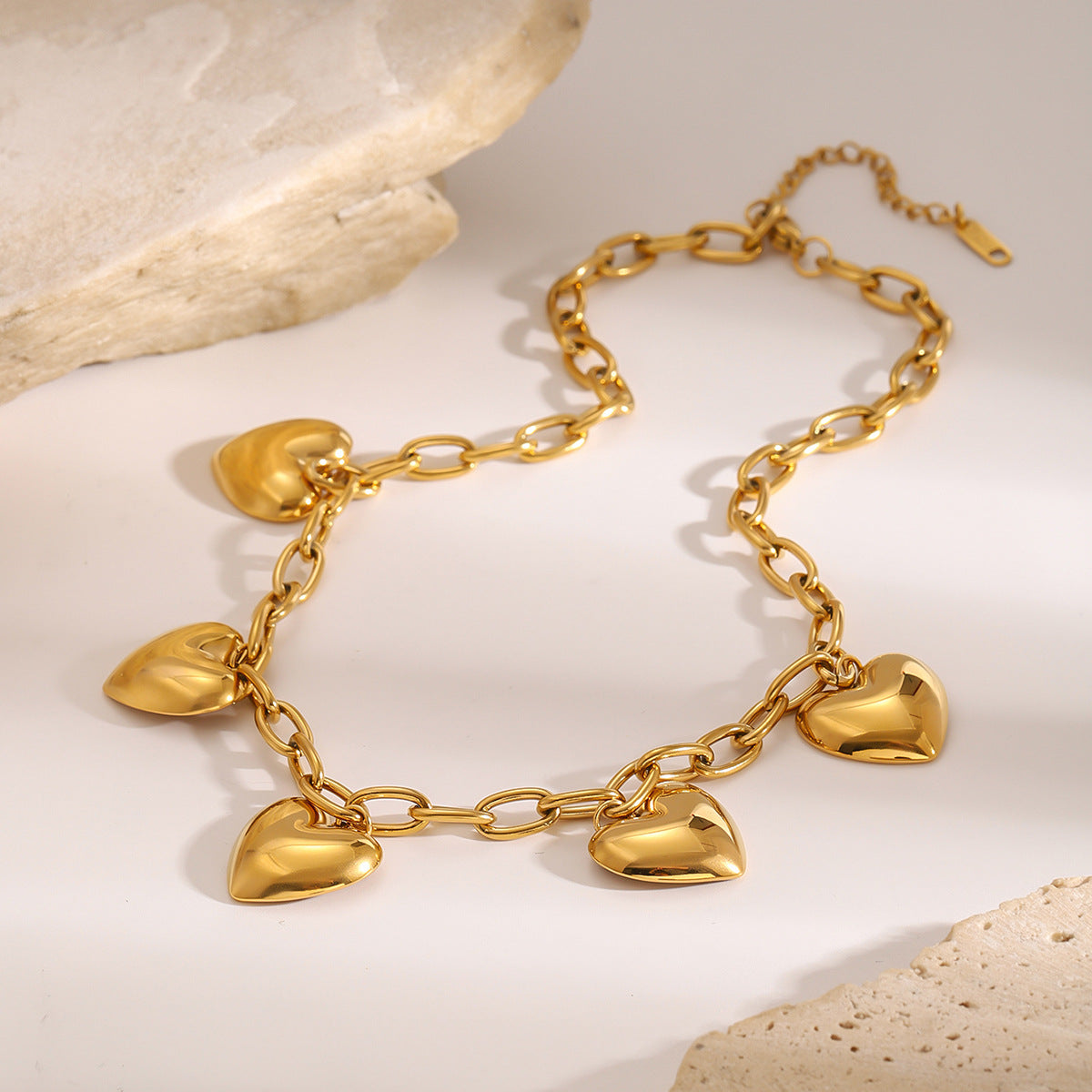 Collar minimalista con colgante de corazón de acero inoxidable con acabado chapado para mujer