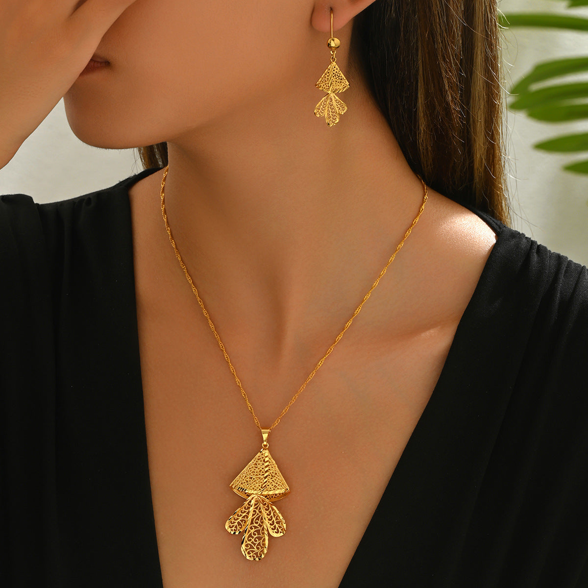 Conjunto de collar y pendientes con colgante floral de estilo lujoso para mujer en cobre con acabado chapado
