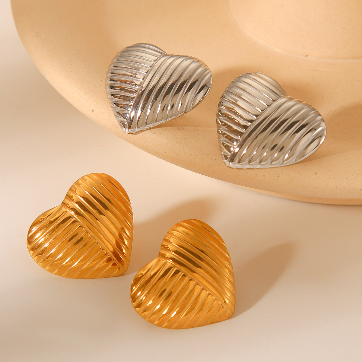 Orecchini a perno in acciaio al titanio a forma di cuore stile Ins con finitura placcata oro 18K da donna