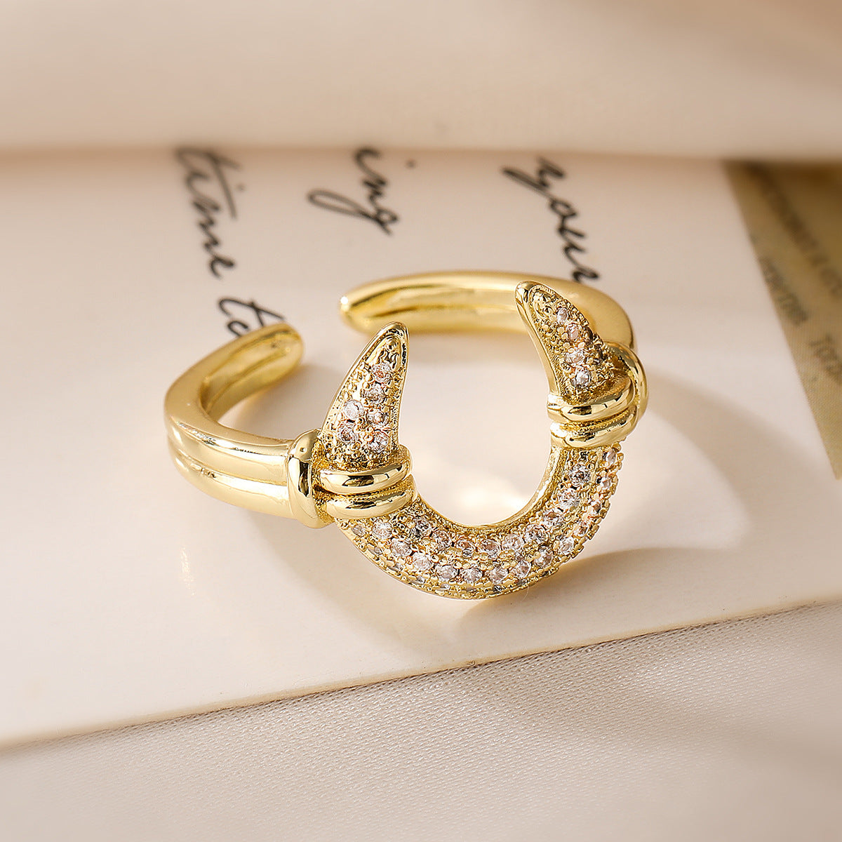 Anello Aperto Geometrico Minimalista da Donna Realizzato in Ottone con Placcatura in Vero Oro e Zirconi Micro-Incastonati