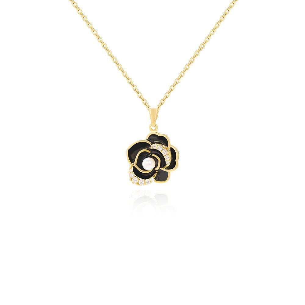 Collana con Pendente Minimalista a Camelia in Acciaio al Titanio con Intarsio di Strass e Placcatura in Oro su Catena a O per Uso Unisex