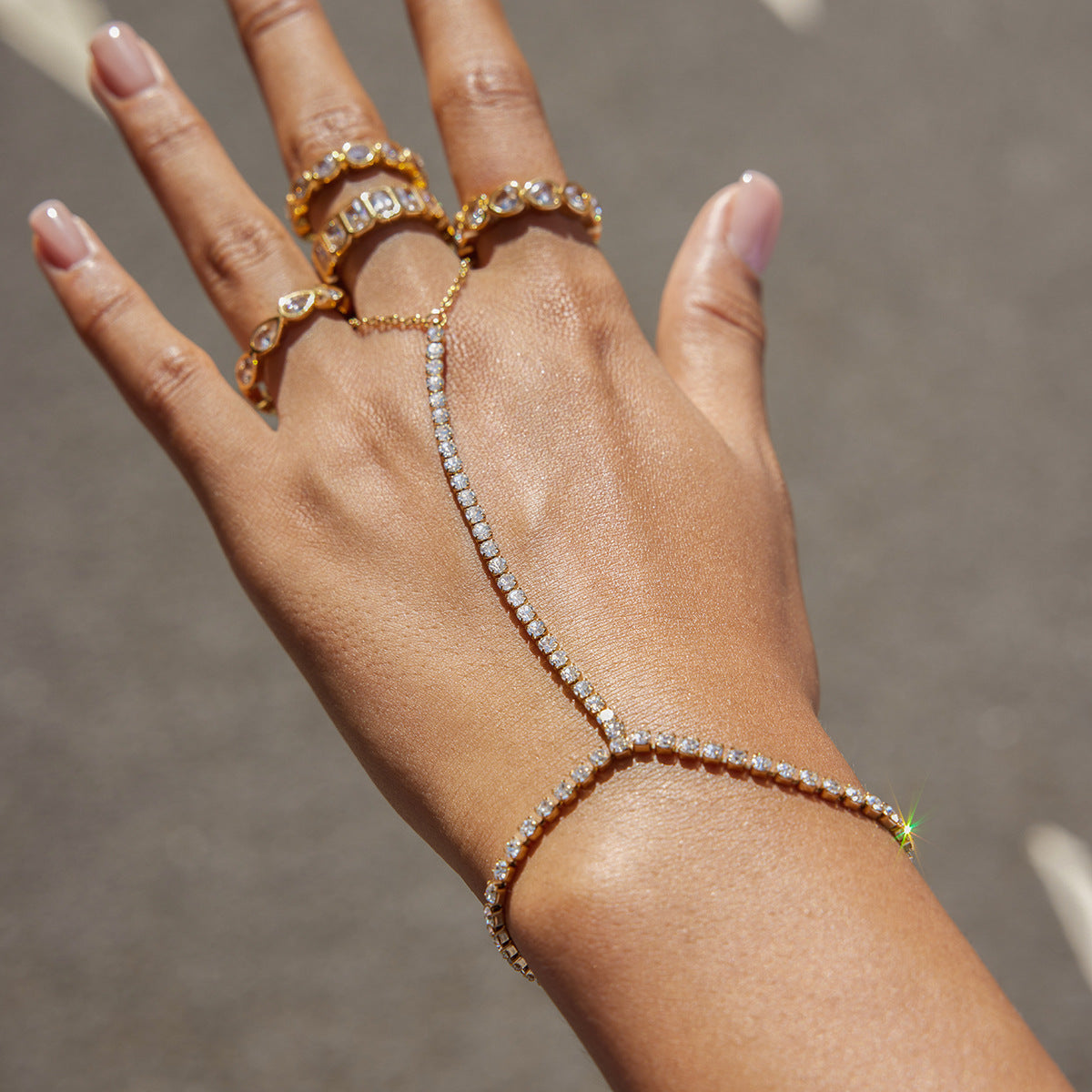 Anillo minimalista con forma de corazón de acero de titanio para mujer con acabado chapado, banda hipoalergénica de acero inoxidable, joyería elegante y lujosa