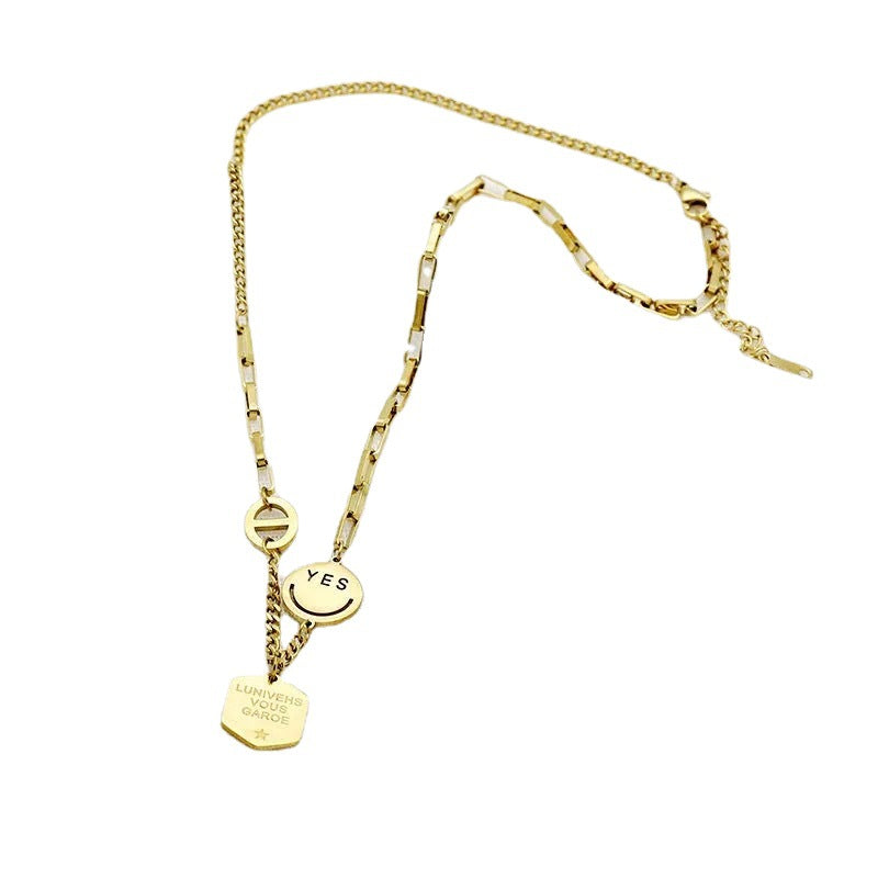 Collana Minimalista Esagonale con Lettere Sorriso da Donna in Acciaio al Titanio con Placcatura in Oro 14K su Catena a O