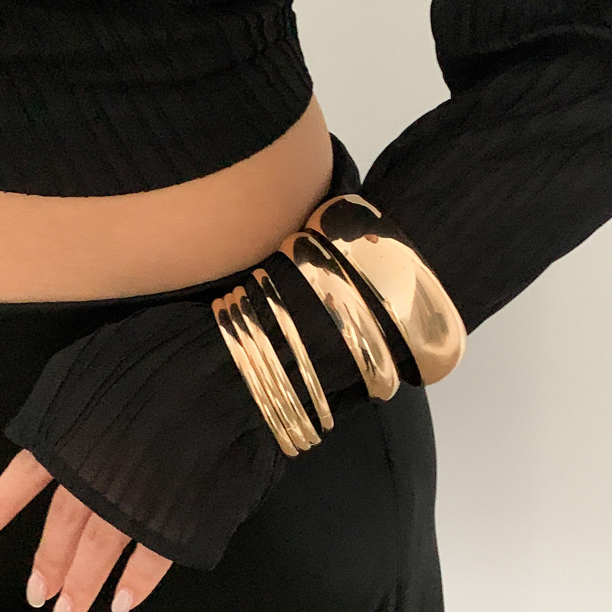 Juego de pulseras de aleación con superficie de arco geométrico exagerado y acabado chapado para mujer