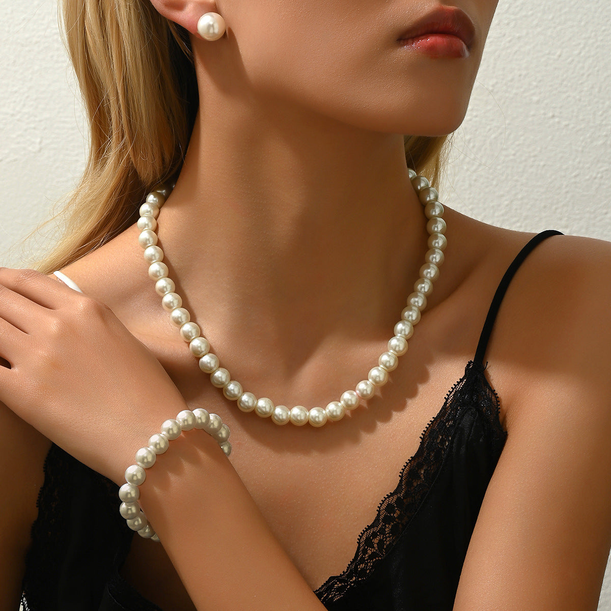 Set di Collana di Perle Minimalista Luxe con Pendente in Madreperla, Design Geometrico, Catena di Perle, Orecchini e Bracciale Abbinati per Donne
