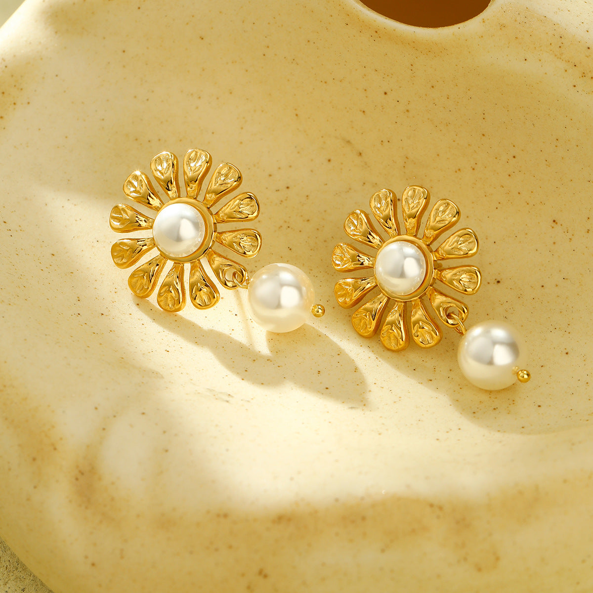 Pendientes de Acero Inoxidable con Flores y Perlas de Lujo Ligero para Mujer con Acabado Chapado, Joyas Cotidianas Modernas y Versátiles