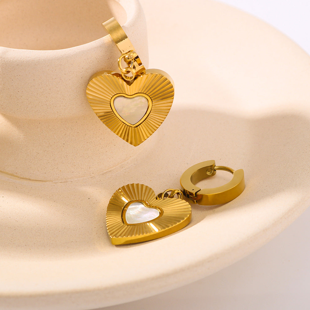 Orecchini a perno minimalisti a forma di cuore in acciaio inossidabile con placcatura sottovuoto in oro 18K, eleganti orecchini a perno di ispirazione francese