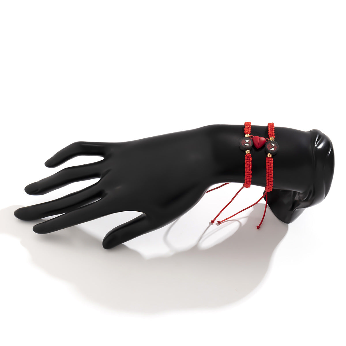 Pulsera minimalista de cordón rojo ajustable con colgante de corazón magnético y dije de araña para mujer