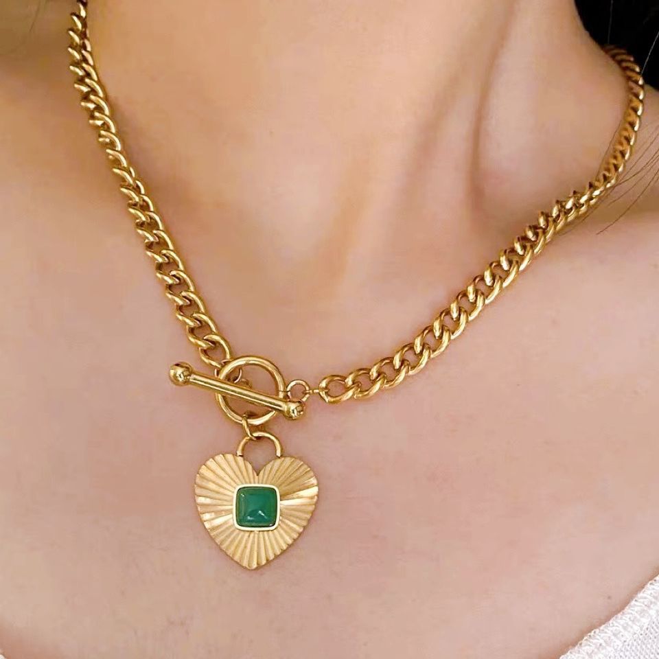 Collana Minimalista a Cuore Placcata in Acciaio al Titanio con Accento a Striscia di Zircone Verde su Catena Cuban