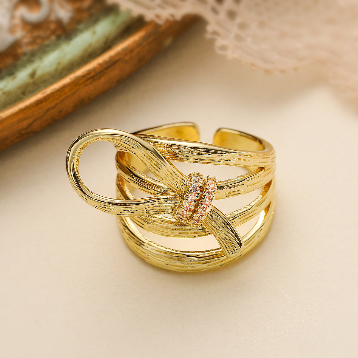Anello aperto geometrico irregolare da donna in rame placcato oro 18 carati, gioiello di tendenza all'avanguardia