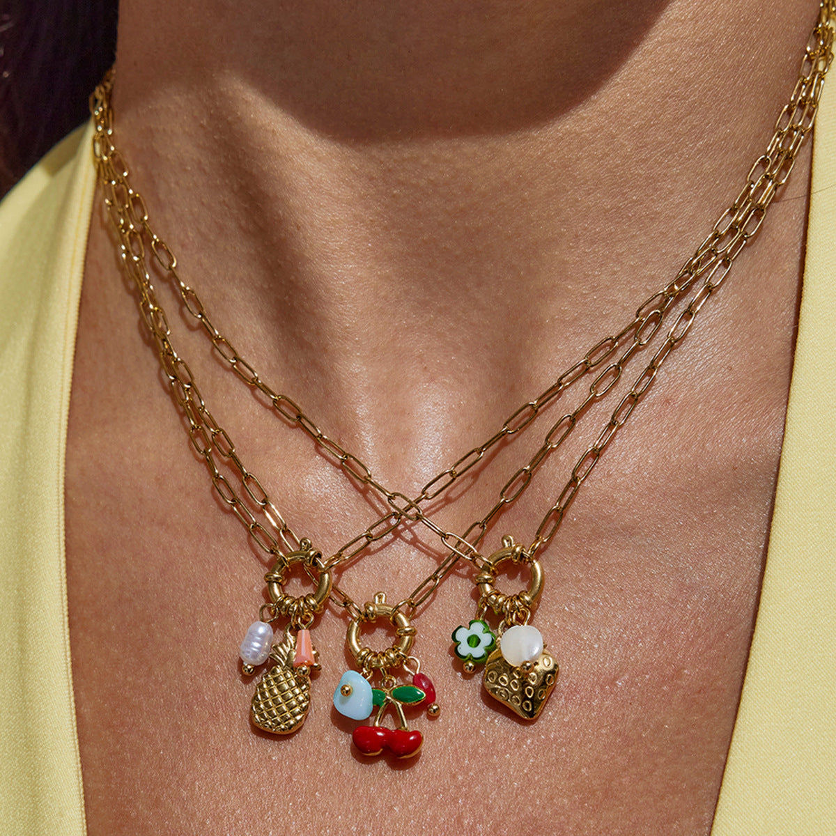 Collana con Pendente Fragola Geometrica in Acciaio Inossidabile con Dettagli in Acciaio al Titanio e Finitura Elettroplaccata da Donna