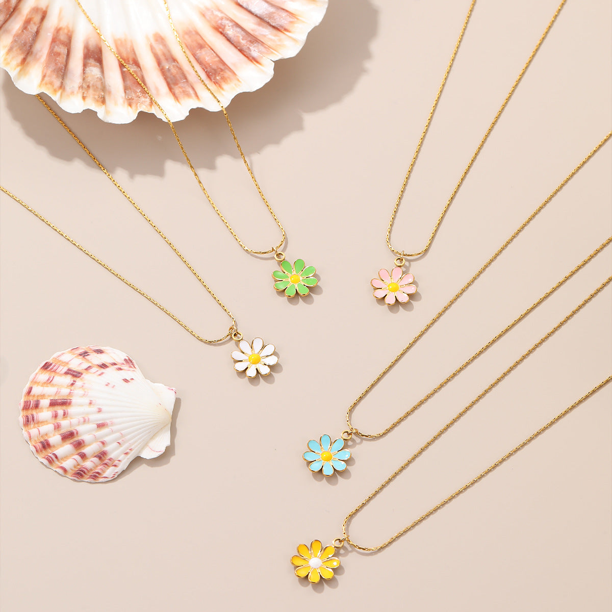 Collana da donna con fiore a margherita alla moda in acciaio inossidabile con finitura placcata, design geometrico a petali, accenti in smalto dopaminico