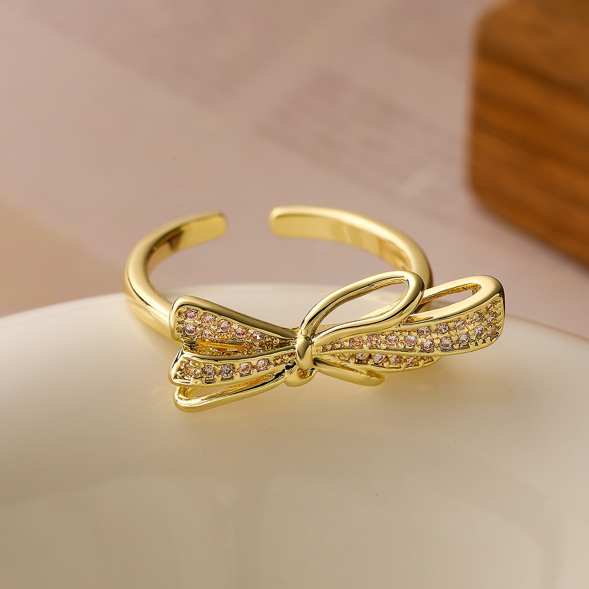 Anello regolabile minimalista a forma di fiocco da donna in rame con placcatura in oro 18 carati e zirconi microincastonati