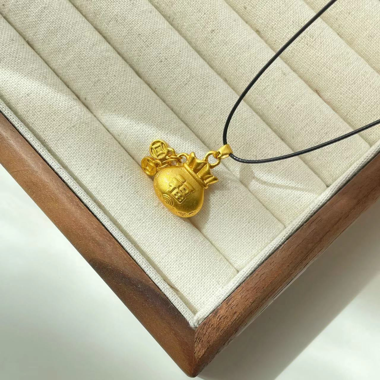 Collana con ciondolo a baccello di loto e zucca in stile etnico da donna con charm in rame placcato oro, dettaglio nappa, catena in cordino nero