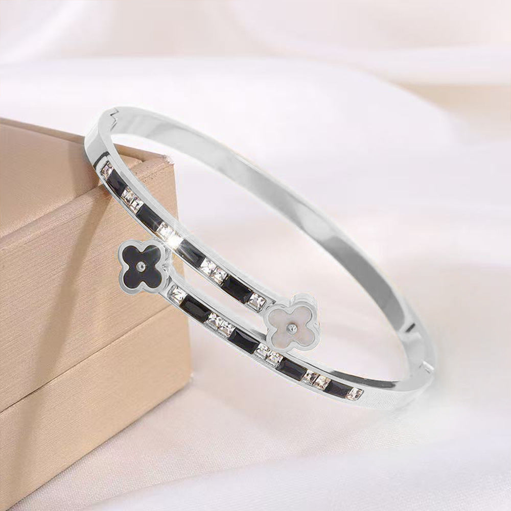 Bracciale Minimalista da Donna a Trifoglio a Quattro Foglie in Acciaio Titanio Placcato, Regolabile con Intarsio di Strass