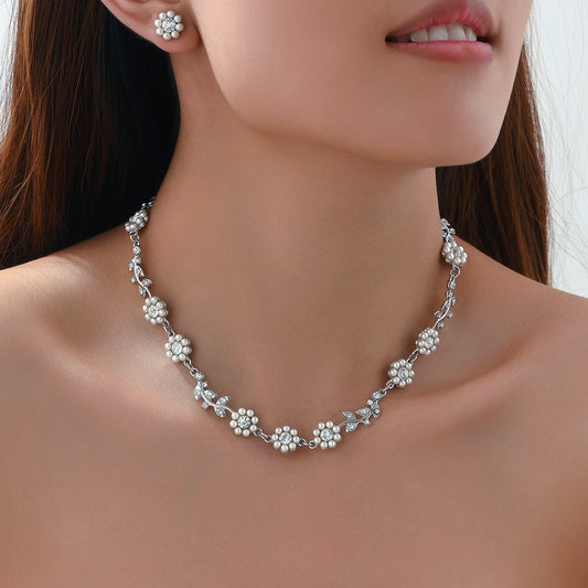 Parure di collana e orecchini in lega a forma di stame floreale con intarsio di perle per donna
