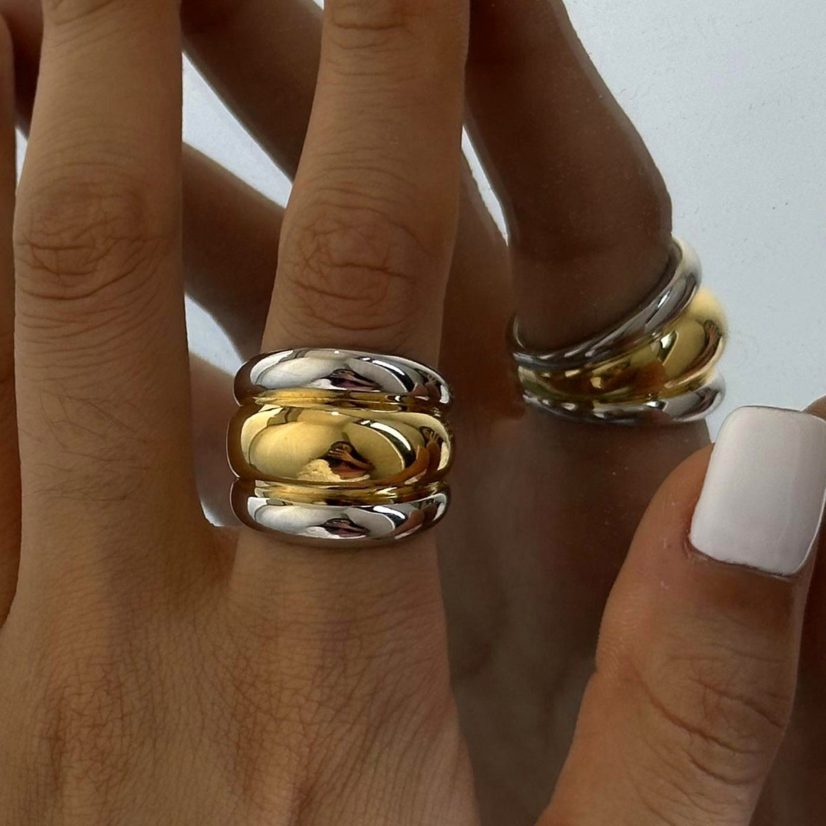 Anillo de acero inoxidable geométrico de inspiración vintage con acabado chapado para mujer