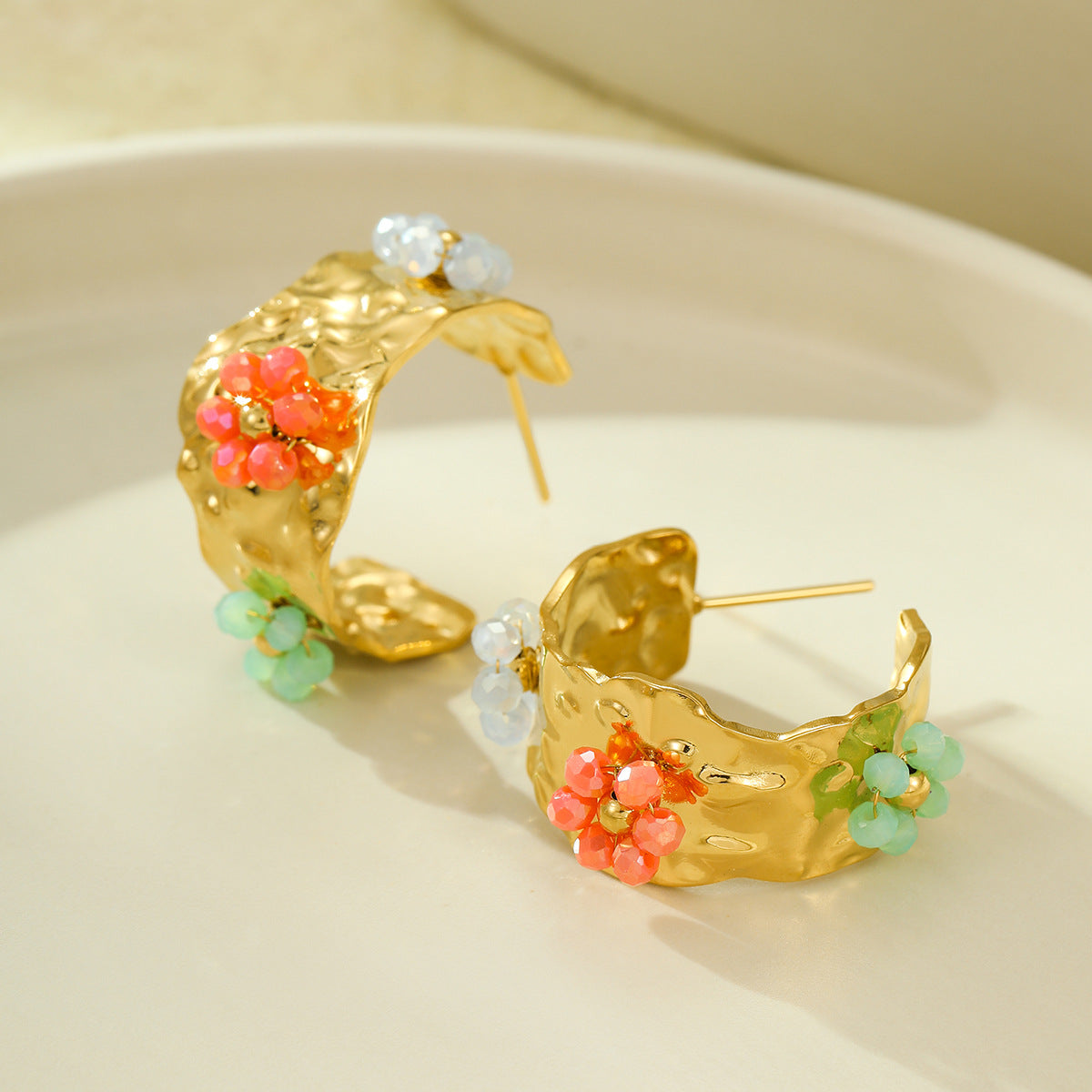 Pendientes de Acero Inoxidable Texturizado en Forma de C Estilo Vintage con Zircón Colorido y Perlas, Bañados en Oro de 18K