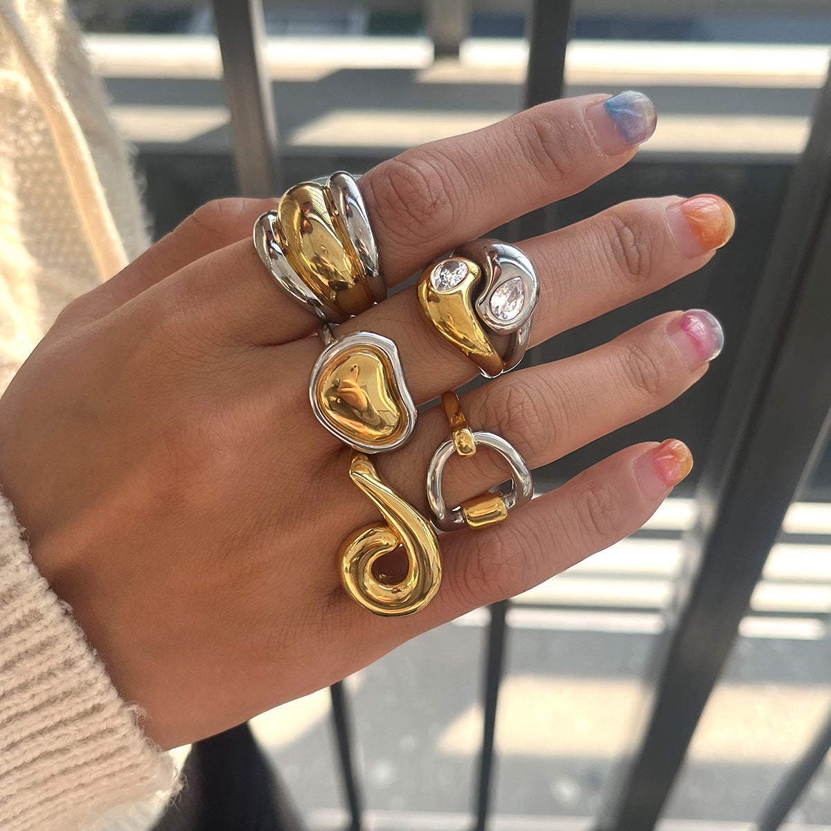 Anello geometrico in acciaio inossidabile con placcatura in oro PVD sottovuoto da donna Accessorio di moda lussuoso e minimalista