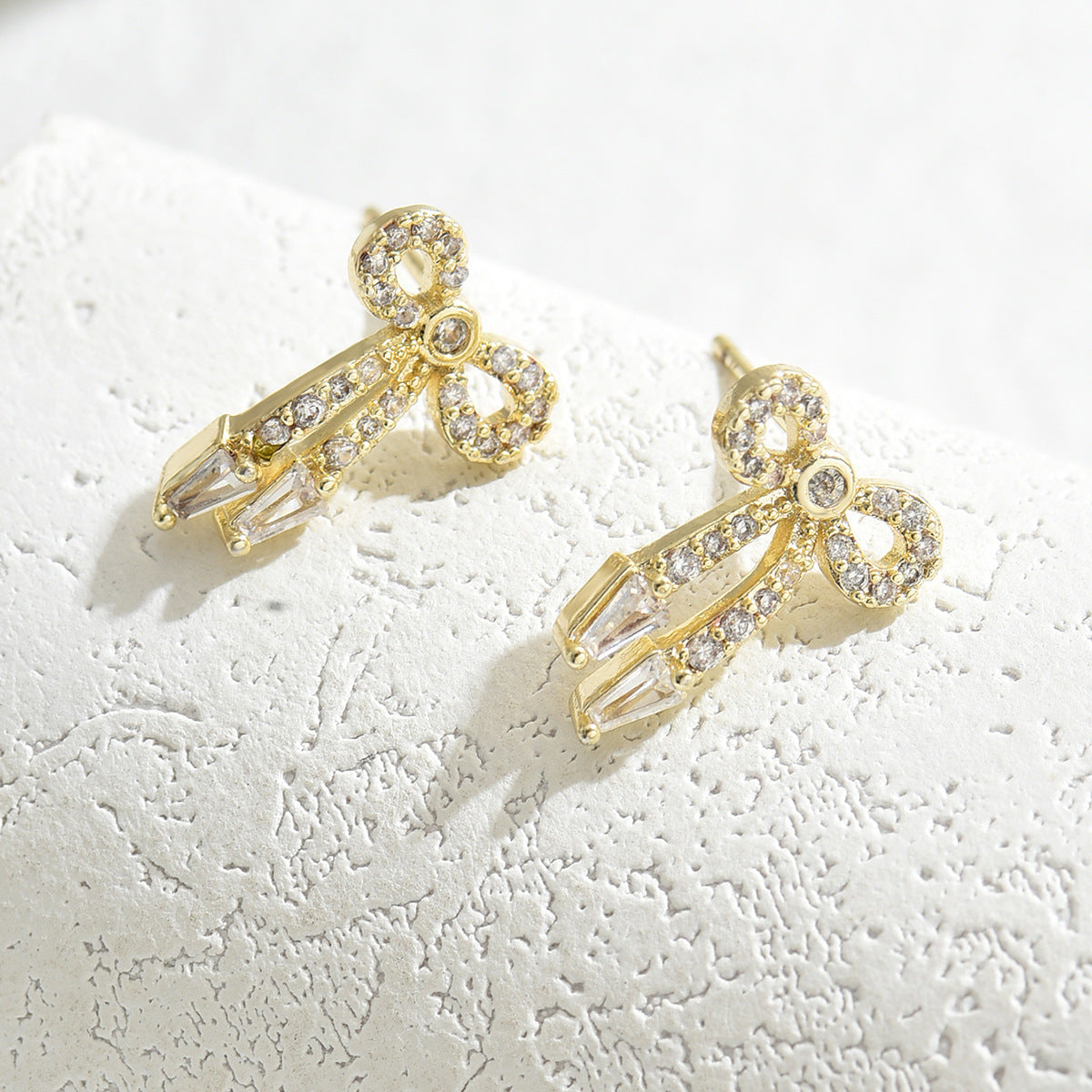 Pendientes de cobre con forma de lazo minimalista y circonitas para mujer