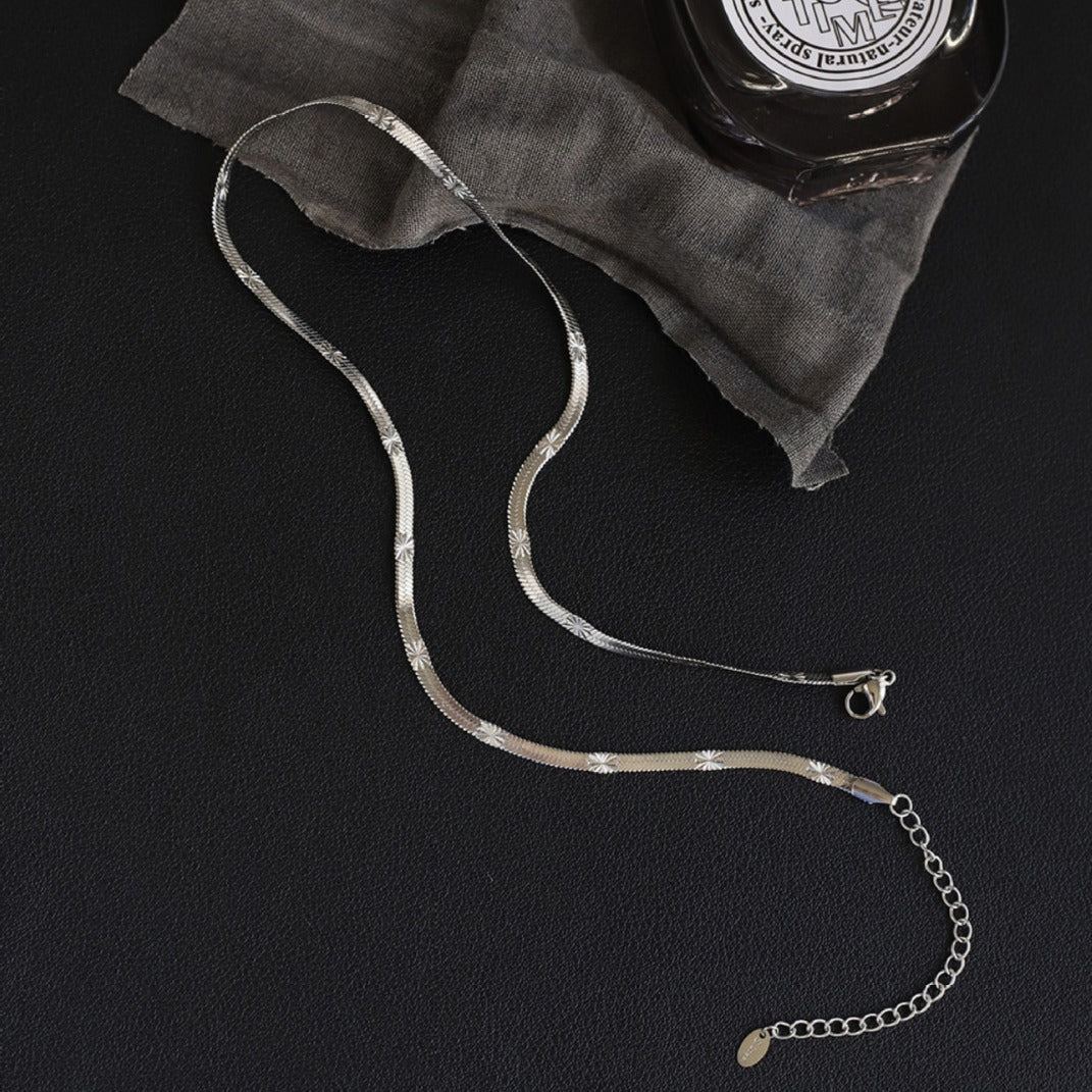 Collar minimalista de cadena de serpiente de acero de titanio en forma de U con diseño de hoja en relieve para mujeres y hombres