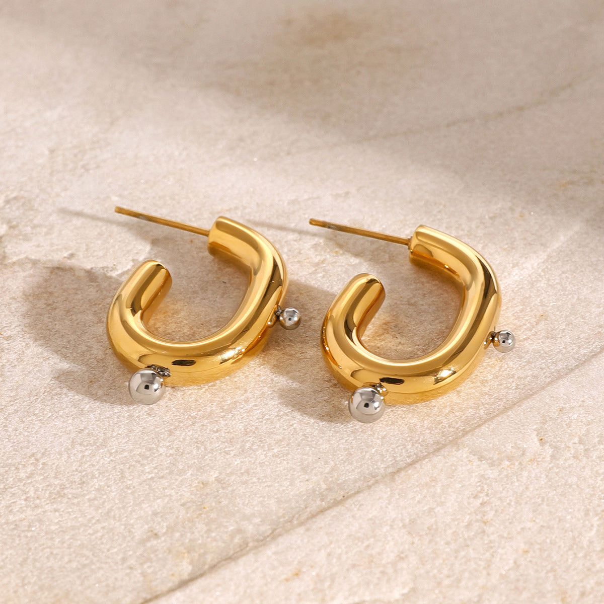 Pendientes Minimalistas de Acero Inoxidable en Forma de Letra con Acabado de Acero de Titanio Galvanizado para Mujer