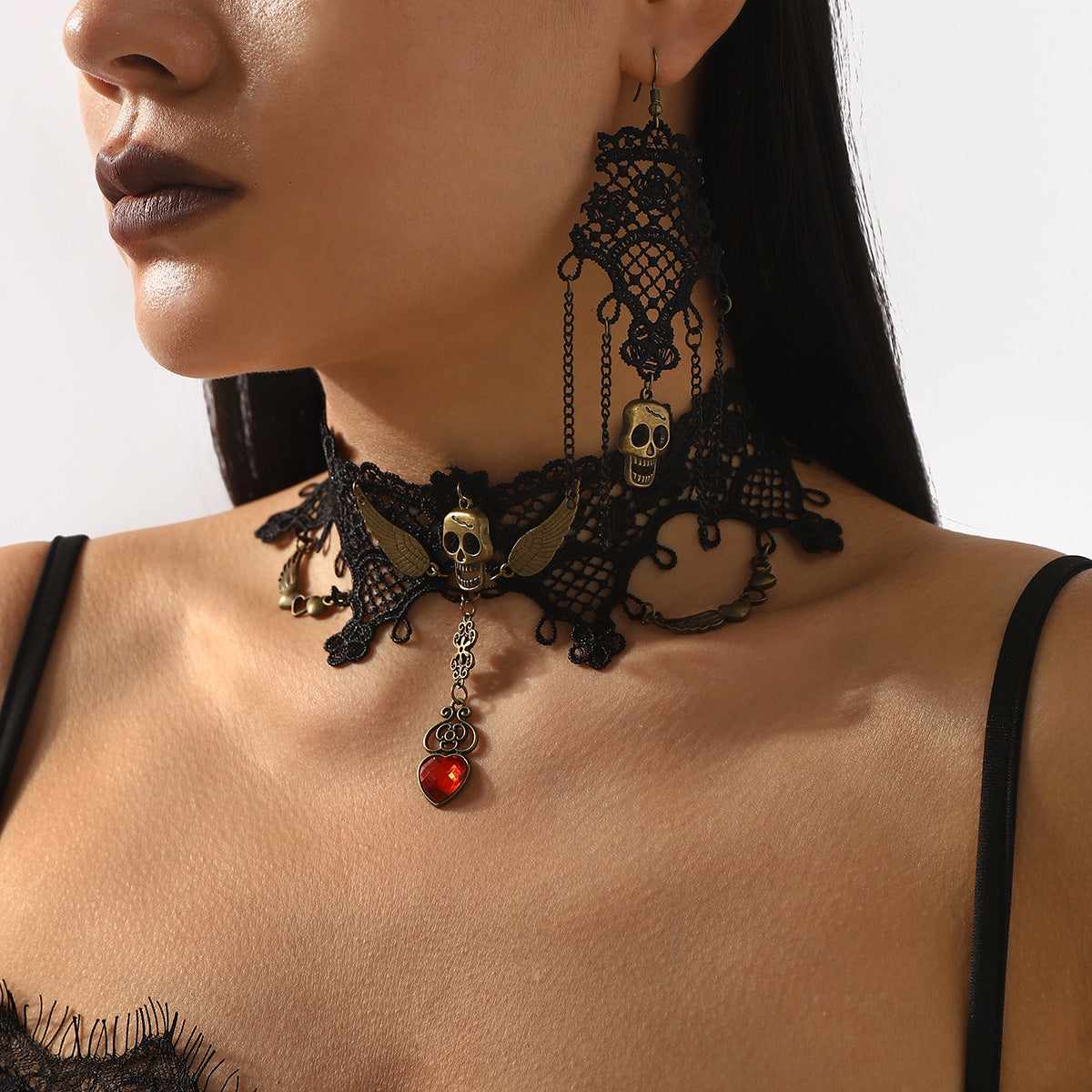 Conjunto de gargantilla y pendientes de encaje gótico atrevido con colgante de calavera de aleación sobre base de hierro con flecos