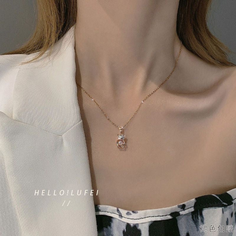 Collana da donna a forma di orsetto, placcata in acciaio al titanio, con zirconi micro-pavé, catena clavicola minimalista e delicata