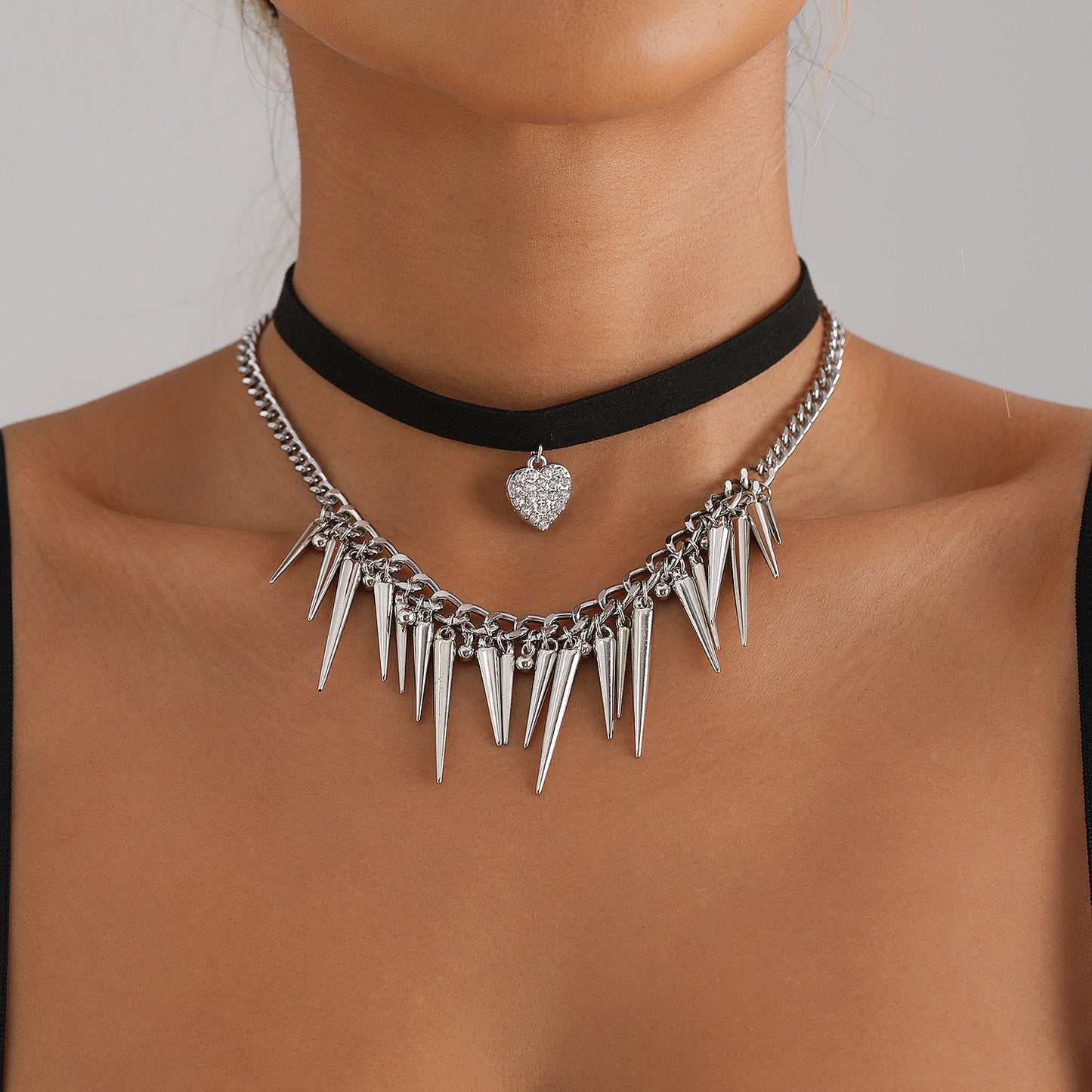 Dark Y2K Style Heart Pendant Necklace with Geometric U-Shaped Design, Electroplated Alloy Pendant on Velvet Cord, Fashionable Clavicle Chain for Women