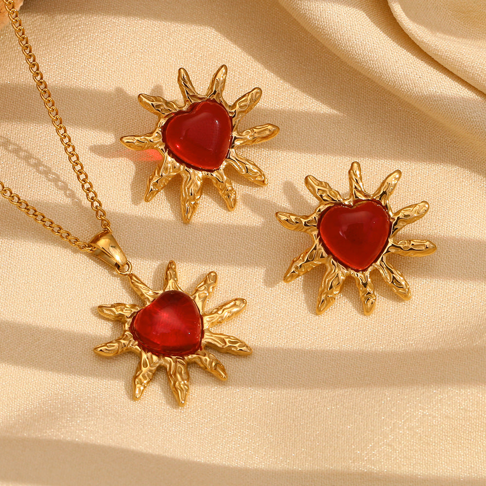 Collana da donna alla moda minimalista a forma di cuore in acciaio inossidabile placcato oro 18 carati con agata rossa e design a raggiera
