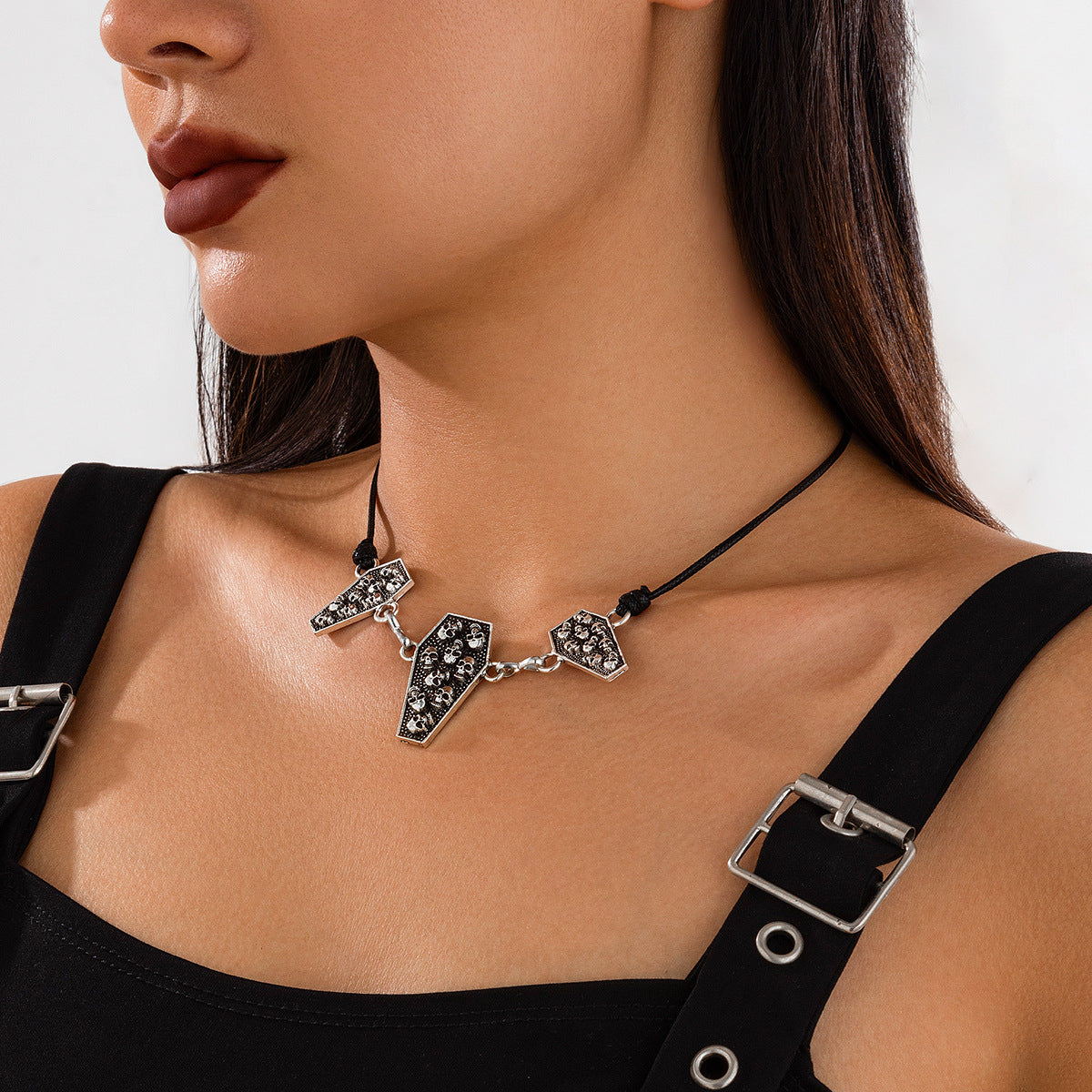 Collar de cadena con calavera geométrica estilo gótico oscuro y colgante con aleación bañada y detalle de borla