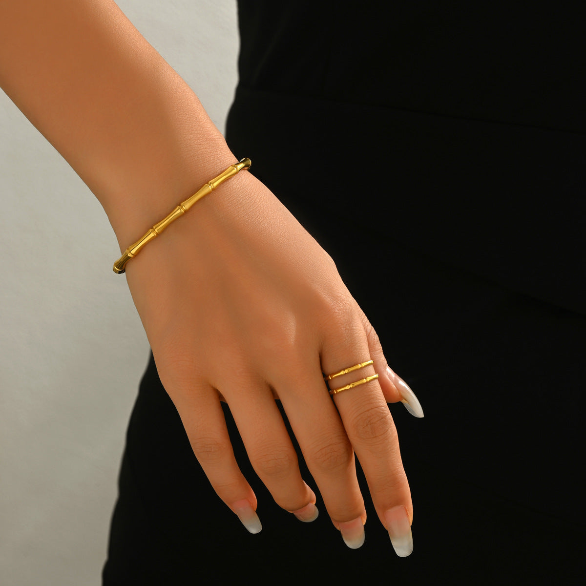 Conjunto de pulsera y anillo abierto chapados en aleación de zinc con forma de bambú minimalista de moda para mujer