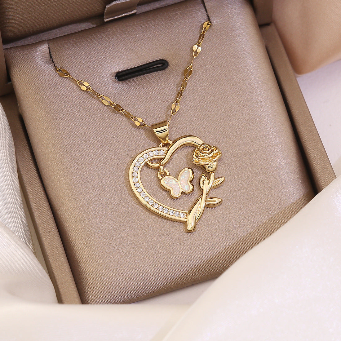 Fashionable Heart-Shaped Copper Pendant Necklace with 18K Gold Plating for Women