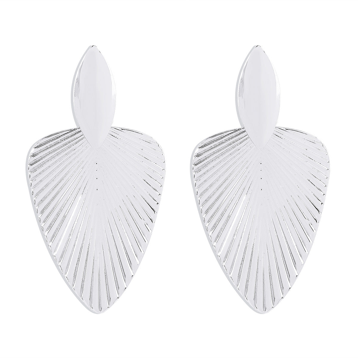 Orecchini pendenti da donna a forma di ventaglio geometrico con base in ferro e finitura galvanica, caratterizzati da texture a foglia e design a linee audaci