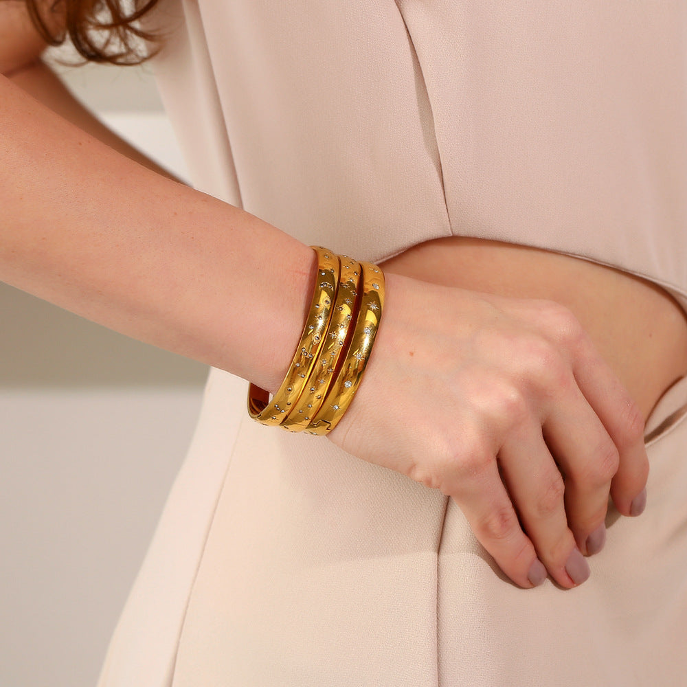 Bracciale Minimalista a Stella a Otto Punte con Punti Tondi, Base in Acciaio Inossidabile Placcato Oro 18K, con Motivi di Luna, Sole e Occhio Incorniciati con Strass Bianchi