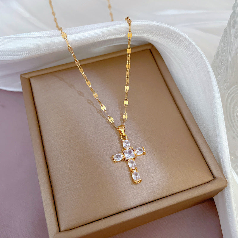 Collana da Donna in Acciaio al Titanio di Lusso con Ciondolo a Croce Geometrico e Catena con Intarsio di Zirconi