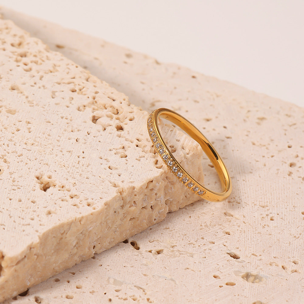 Anello geometrico in acciaio inossidabile con strass micro-pavé, placcato oro 18 carati, anello alla moda ipoallergenico da donna